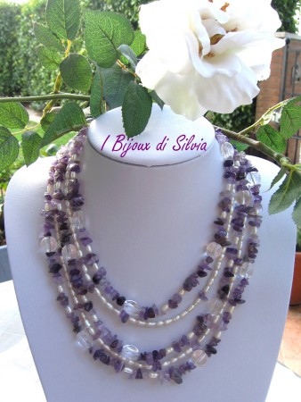 girocollo a 5 fili con perle di fiume, ametiste e perle in vetro trasparente. chiusura a moschettone